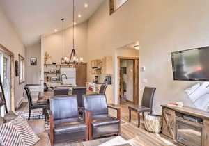 Upscale Mountain Living in Breck: Hot Tub + Views!