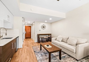 Upscale studio at The Village of Baytowne Wharf with AC, pool, hot tub & gym