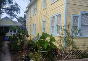 Uptown Classic Bungalow Walk to Castillo de San Marcos, Ripley's, Restaurants!