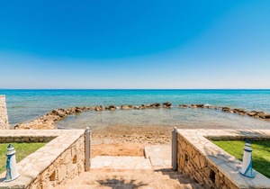 Uranus Deluxe SeaFront Villa, a Secluded Gem