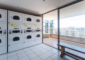 Urban Burgundy - 1BR, Metro, Wifi, TV