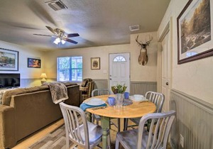 Utopia Family Home, 2 Blocks to Utopia Park!