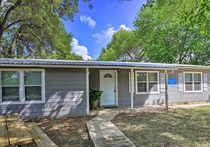 Utopia Family Home, 2 Blocks to Utopia Park!