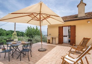 Vacation apartment in a country house, former farm, surrounded by vineyards and olive groves.