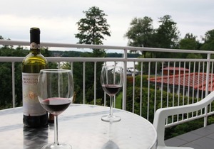 Vacation apartment on Lake Mirower See (with balcony) left Whg.2 - Ferienwohnungen am See