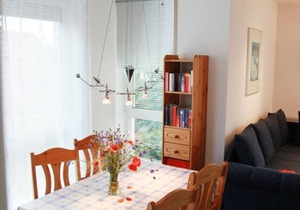 Vacation apartment on Lake Mirower See (with balcony) left Whg.2 - Ferienwohnungen am See