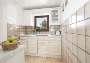 Vacation bungalow with terrace at Zwergenweg 2a in Grömitz-Lensterstrand