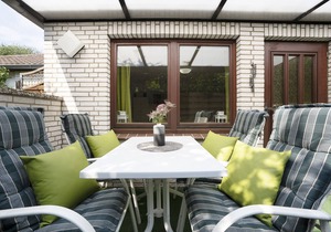 Vacation bungalow with terrace at Zwergenweg 2a in Grömitz-Lensterstrand