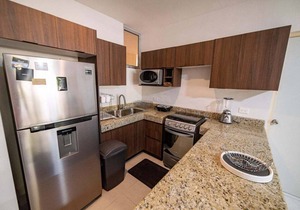 Very chic 3BR Condo, tons of amenities, 1 block fr