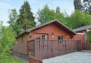 Very comfortable lodge with one double with en suite shower and two twin.
