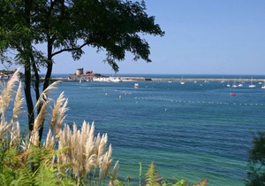Very nice apartment on the ground floor in front of the swimming pool, with beautiful sea view