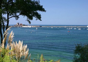 Very nice apartment on the ground floor in front of the swimming pool, with beautiful sea view