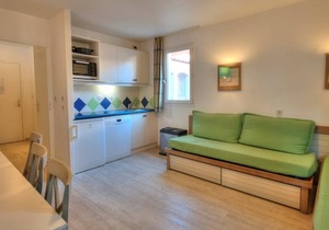 Very nice clean apartment in Saint-Raphaël with a view of a private park