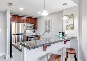 Vibrant seventh-floor condo with pool, hot tub, sauna, private W/D & fast WiFi