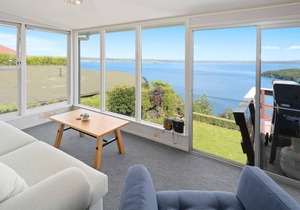VIEWS ON WAKEMAN - ACACIA BAY HOLIDAY HOME in Acacia Bay