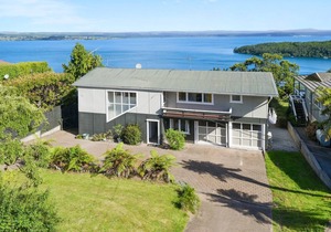 VIEWS ON WAKEMAN - ACACIA BAY HOLIDAY HOME in Acacia Bay