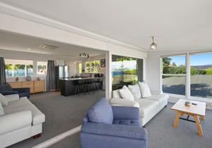 Views on Wakeman - Acacia Bay Holiday Home