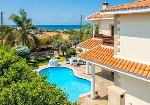 Villa Charianna: Large Private Pool, Walk to Beach, Sea Views, A/C, WiFi