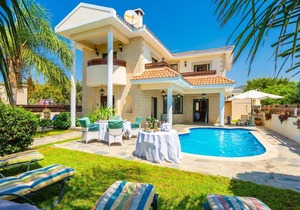 Villa Charianna: Large Private Pool, Walk to Beach, Sea Views, A/C, WiFi