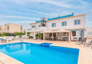 Villa 'Altamira' with Sea View, Pool & Wi-Fi