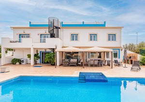 Villa 'Altamira' with Sea View, Pool & Wi-Fi