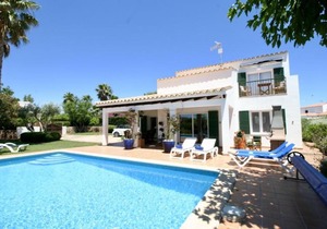 Villa by the sea with pool: charme and comfort