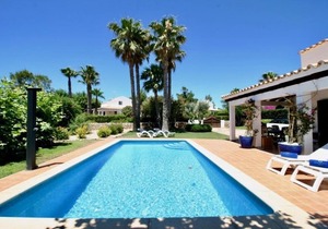 Villa by the sea with pool: charme and comfort