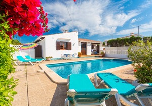 Villa Ca Nostra: Large Private Pool, Walk to Beach, WiFi, Car Not Required