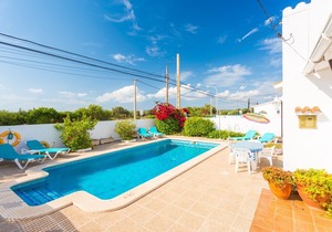 Villa Ca Nostra: Large Private Pool, Walk to Beach, WiFi, Car Not Required