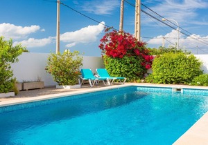 Villa Ca Nostra: Large Private Pool, Walk to Beach, WiFi, Car Not Required