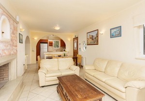 Villa Callistemon - Four Bedroom Villa, Sleeps 9