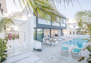 Villa Charlize, Luxury and Contemporary 3BDR Kapparis Villa with Private Pool