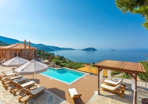 Villa Diona: Large Private Pool, Walk to Beach, Sea Views, A/C, WiFi