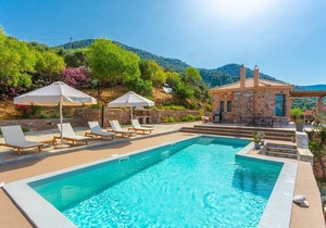 Villa Diona: Large Private Pool, Walk to Beach, Sea Views, A/C, WiFi