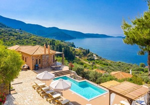 Villa Diona: Large Private Pool, Walk to Beach, Sea Views, A/C, WiFi