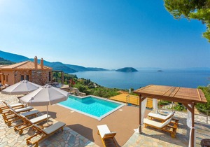 Villa Diona: Large Private Pool, Walk to Beach, Sea Views, A/C, WiFi
