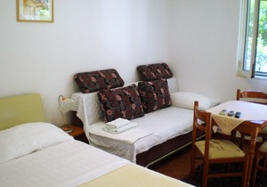Villa Doris - STUDIO apartment for 2+1 adults, private terrace, ground floor