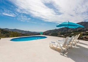 Villa Felicidad Sayalonga by Ruralidays