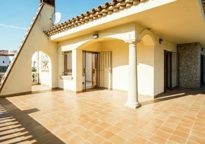 Villa in Bay of Roses with Private Pool