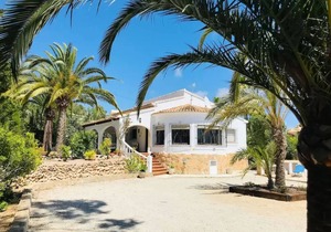 Villa in Moraira - Peaceful location, Private pool, under 10 Mins walk to shops