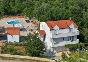 Villa in Neoric with Pool and Bubble Bath