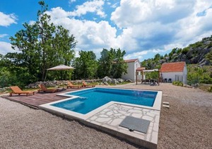 Villa in Neoric with Pool and Bubble Bath