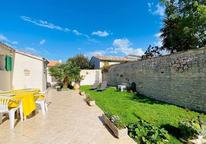 Villa in the Remparts with garden and parking