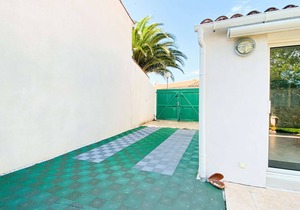 Villa in the Remparts with garden and parking