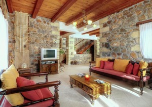 Villa Lefkothea is a luxury villa with its own pool overlooking the sea.