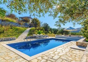 Villa Levanda: Large Private Pool, Sea Views, A/C, WiFi