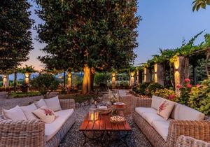 Villa Magnolie, a 5 bedrooms Traditional Villa in Lucca with Private Garden in the Hamlet of Vorno