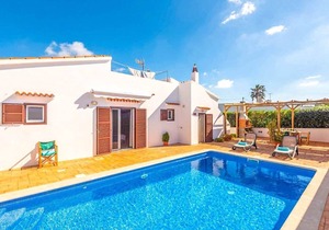 Villa Mari: Large Private Pool, Walk to Beach, A/C, WiFi, Car Not Required