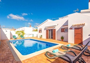 Villa Mari: Large Private Pool, Walk to Beach, A/C, WiFi, Car Not Required
