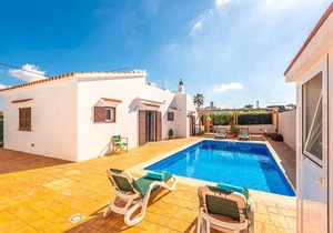 Villa Mari: Large Private Pool, Walk to Beach, A/C, WiFi, Car Not Required